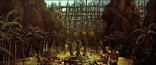 『キングコング対ゴジラ』 1962　約17分；ファロ島の巨大な塀