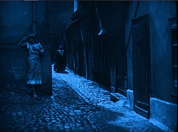 『プラーグの大学生』 1913　約44分：路地を進む令嬢とひそかに待つ娘