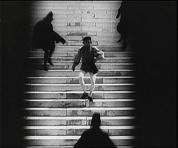 『死滅の谷』 1921、約52分：第2話、屋外の階段