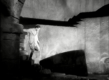 『恐怖城』 1932、約56分：二つの扉の内一つから入った水路のある空間、下方