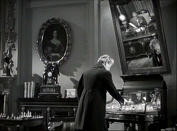 『古城の扉』 1935、約43分：大佐邸、書斎の斜め鏡