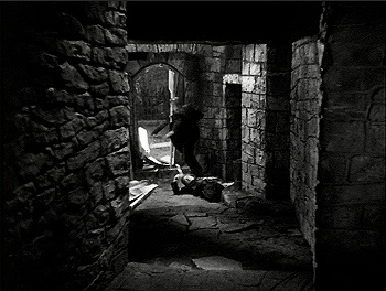 『フランケンシュタインの花嫁』 1935、約32分：警察、地下牢への廊下