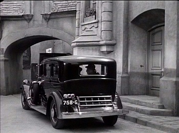 『狂恋：魔人ゴーゴル博士』 1935、約22分：玄関附近