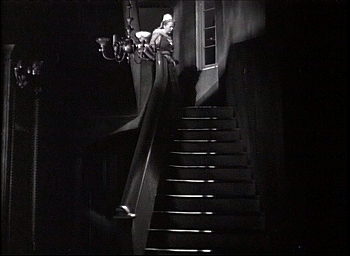 『狂恋：魔人ゴーゴル博士』 1935、約39分：裏口を入った先の階段