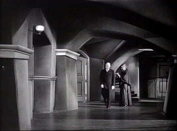 『狂恋：魔人ゴーゴル博士』 1935、約42分：玄関を入って左の廊下