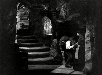 『ゼンダ城の虜』 1937、約17分：酒蔵への階段