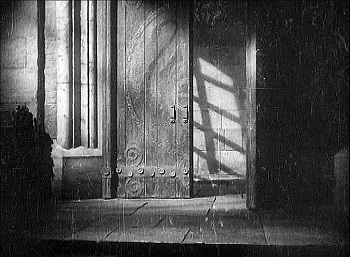 『ゼンダ城の虜』 1937、約1時間27分：扉の向こうの格子の影