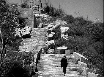『ミイラの復活』 1940、約2分：神殿への階段
