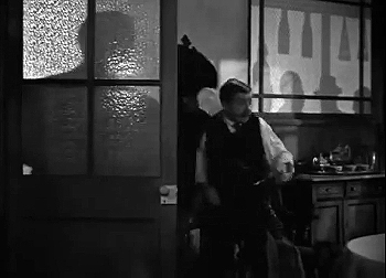 『レベッカ』 1940、約1時間49分：酒場、個室のガラスに映る影