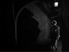 『フランケンシュタインと狼男』 1943　約1時間3分：廃墟の廊下