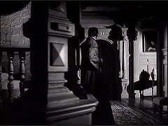 『呪われた城』 1946　約52分：左に塔への階段、右奥に夫人の部屋