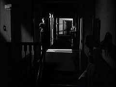 『扉の蔭の秘密』 1947　約1時間16分：湾曲階段から二階廊下