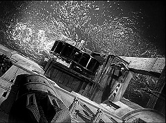 『奇妙な扉』 1952　約24分：デニスの部屋の窓の下、真上から　水車