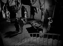『奇妙な扉』 1952　約58分：武器庫の階段（階段その6）