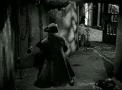 『黒い城』 1952　約1時間5分：牢獄の廊下、手前にのぼり階段
