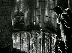 『黒い城』 1952　約1時間7分：鰐部屋、左下にのぼり階段