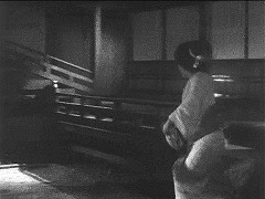 『怪猫岡﨑騒動』 1954　約4分：左奥に高床廊下から長廊下への斜面