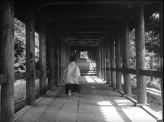 『怪猫岡﨑騒動』 1954　約39分：寺の屋根付き回廊