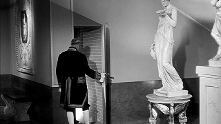 La strage dei vampiri　1962　約8分；階段脇の扉