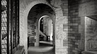 La strage dei vampiri　1962　約8分；階段脇の扉から降りた先