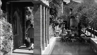 La strage dei vampiri　1962　約21分；方形のプールと柱廊