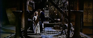 『怪談呪いの霊魂』 1963　約8分：壇上　奥に櫓状階段