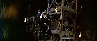 『怪談呪いの霊魂』 1963　約1時間12分：櫓階段＋左右の壁に影