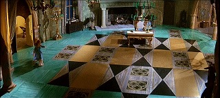『赤死病の仮面』 1964　約27分：広間、上から　左に四つの部屋の入口