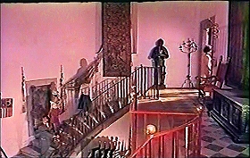 『惨殺の古城』 1965　約12分：玄関の階段を上がった先
