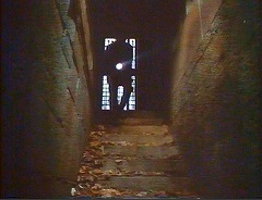 『血の唇』 1970　約4分：納骨堂、地下への階段