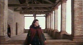 『さらば美しき人』 1971　約1時間8分：ソランツォの城、アンナベッラの部屋(?)から出たヴェランダ
