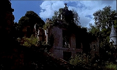 『催淫吸血鬼』 1971　約2分：廃墟にはさまれた階段