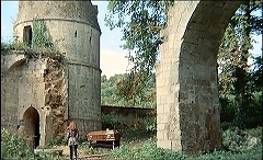 『催淫吸血鬼』 1971　約1時間10分：廃墟状の棟とアーチ