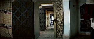 『マクベス』 1971　約59分：グラミス城、王の寝室の扉口から、奥に二階回廊