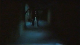 『ワルプルギスの夜 － ウルフVSヴァンパイア －』 1971　約37分：屋敷　霧の這う廊下