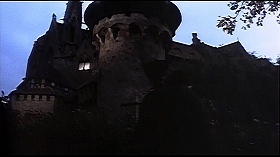 『処刑男爵』 1972　約34分：夜の城、敷地の外から