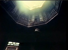 『ター博士の拷問地下牢』 1973　約12分：八角形の吹抜空間、下から