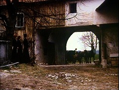 『吸血女地獄』 1973　約7分：城門、中庭側から