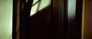 『呪いの館　血を吸う眼』 1971　約30分：姉妹の家　二階廊下