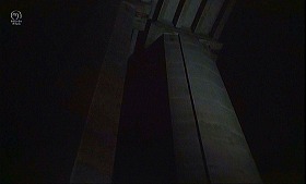 『影なき淫獣』 1973　約6分：高架道路の支柱、下から