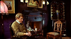 『ヘルハウス』 1973　約34分：博士夫妻の部屋　奥の暖炉の上にティツィアーノ《ダナエー》