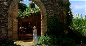 『処女の生血』 1974　約48分：マリオの小屋の前のアーチ