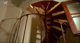 『処女の生血』 1974　約1時間37分：館　壁画のある壁の扉の奥の螺旋階段、下から