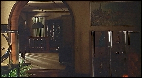 『ザ・ショック』 1977　約1時間2分：居間附近、アーチの向こう左にピアノ