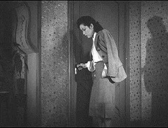 『虹男』 1949　約43分：由利枝の部屋、扉附近、左に装飾的な持ち送り