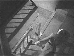 『虹男』 1949　約1時間0分：二階、主階段前、上から
