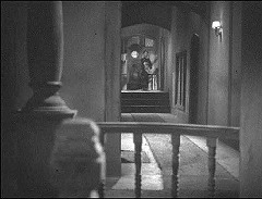 『虹男』 1949　約1時間6分：二階廊下、手前に階段ホール吹抜の欄干