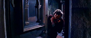 『吸血鬼』 1967　約51分：助手の部屋の扉にタルシーア風建築図の装飾（廊下側）