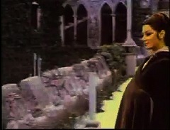 『フランケンシュタイン・娘の復讐』(1971、USA版) 約52分：城の前庭を見下ろすバルコニー