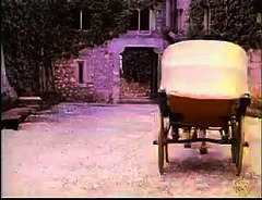 『フランケンシュタイン・娘の復讐』(1971、USA版) 約1時間4分：城の前庭